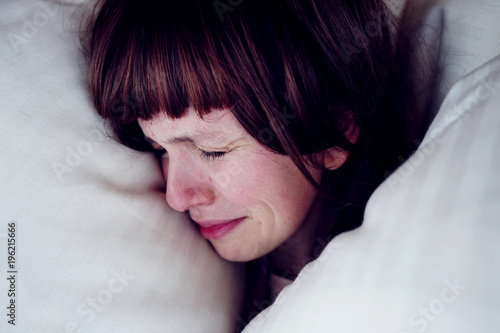 Wallpaper Mural Mujer joven llorando en su cama sobre su almohada  Torontodigital.ca