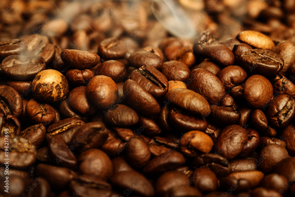 Naklejka premium Coffee beans close-up. Beautiful saturated color