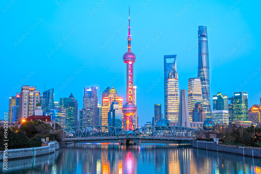 Naklejka premium Panoramę Szanghaju, widok na wieżowce Pudong i most Waibaidu z rzeki Huangpu. Chiny.