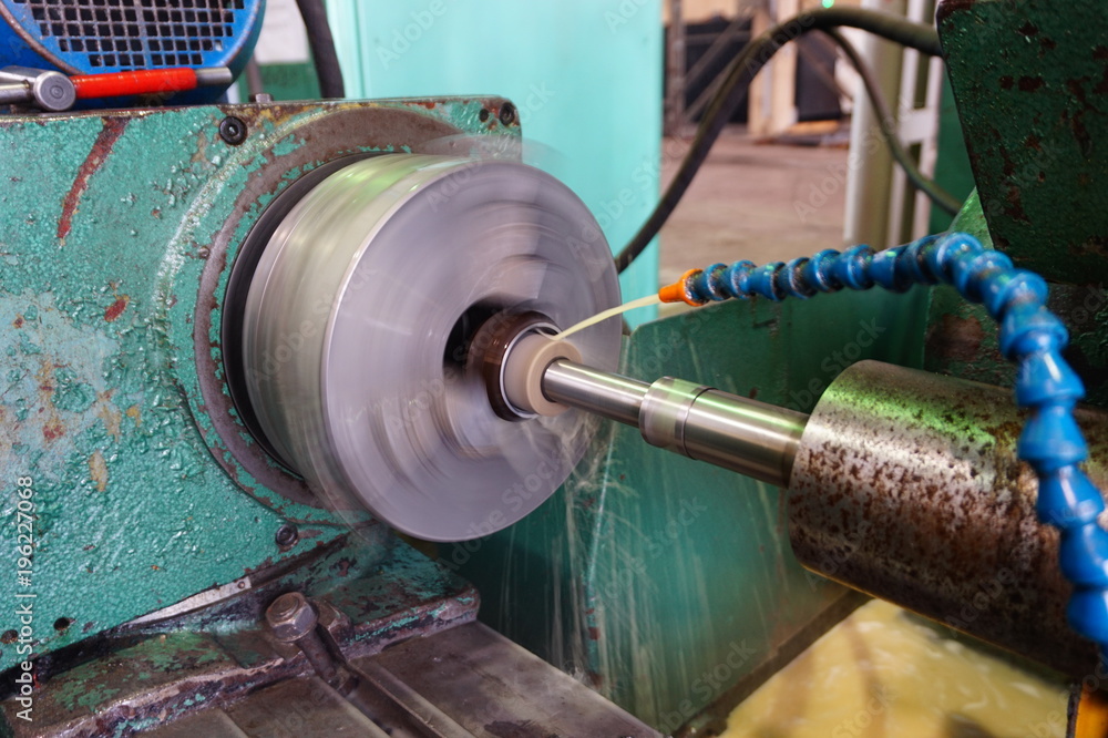 Internal grinding of the part with water cooling on the machine. Internal grinding of the part with water cooling on the machine.