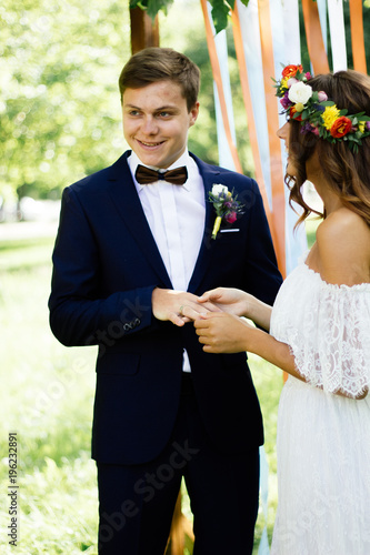 Bride put on wedding ring t...