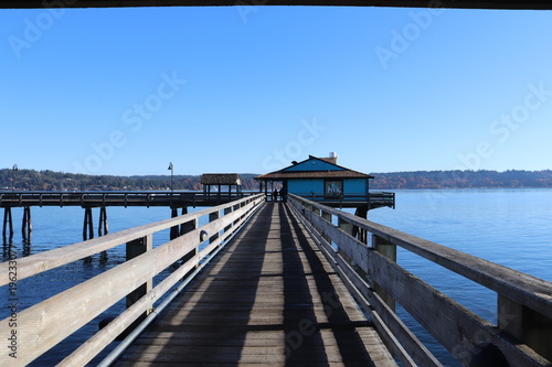 Pier mit Hütte am Meer