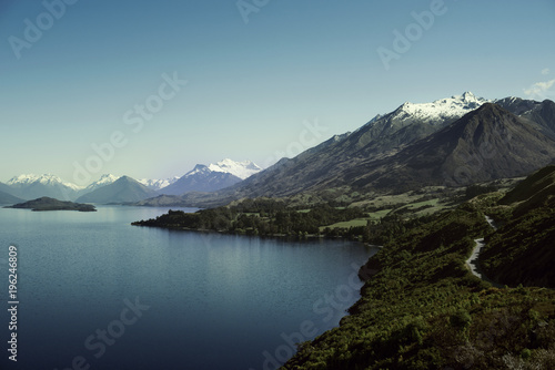 Paisaje de montañas con picos nevados. Las montañas se reflejan en un lago. Escena diurna, cielo azul y despejado. Nueva Zelanda.