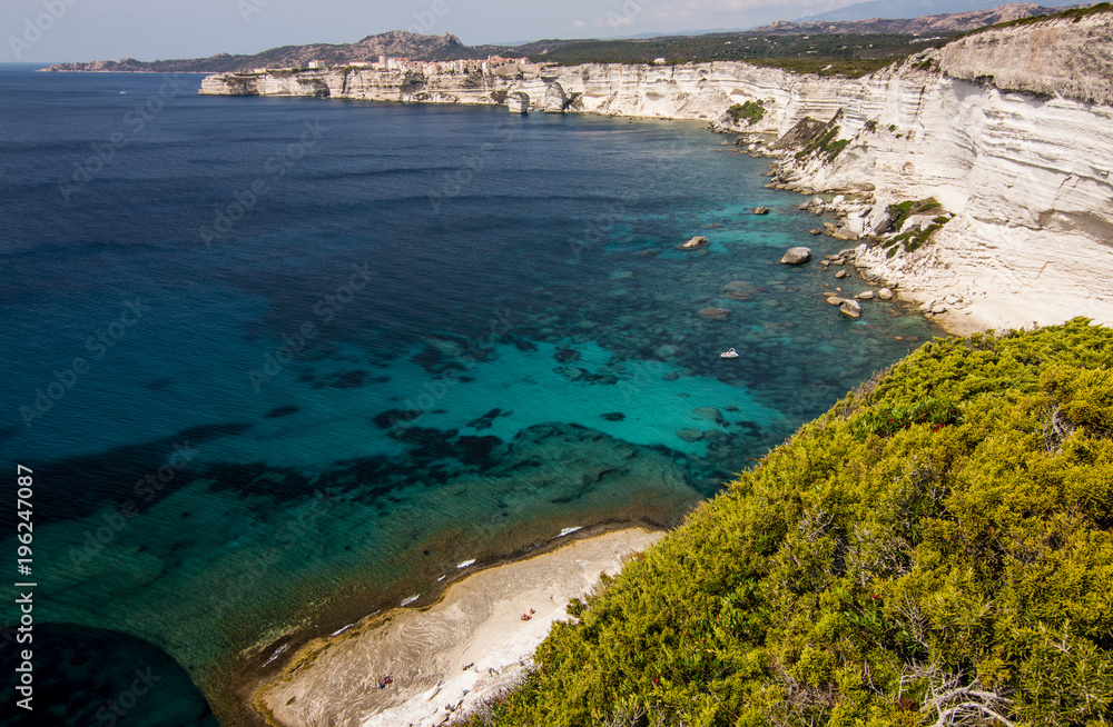 Glasklares Meer vor den Kalkfelsen von Bonifacio in Korsika