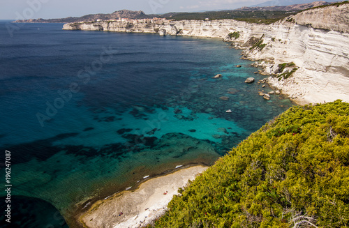 Glasklares Meer vor den Kalkfelsen von Bonifacio in Korsika