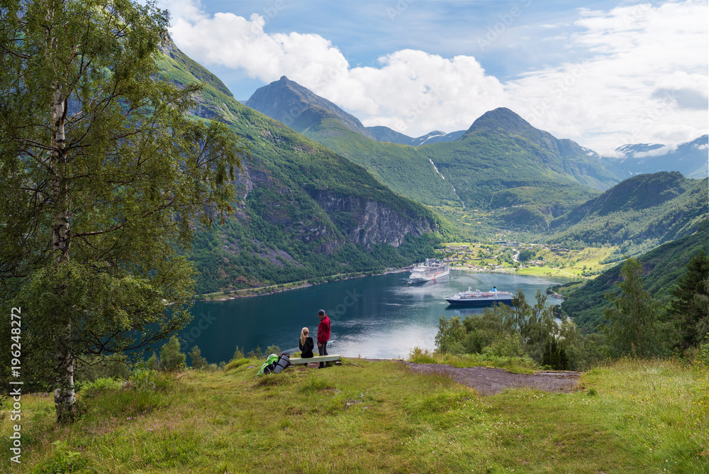 Naklejka premium Zakochana para marzy o rejsie po Norwegii