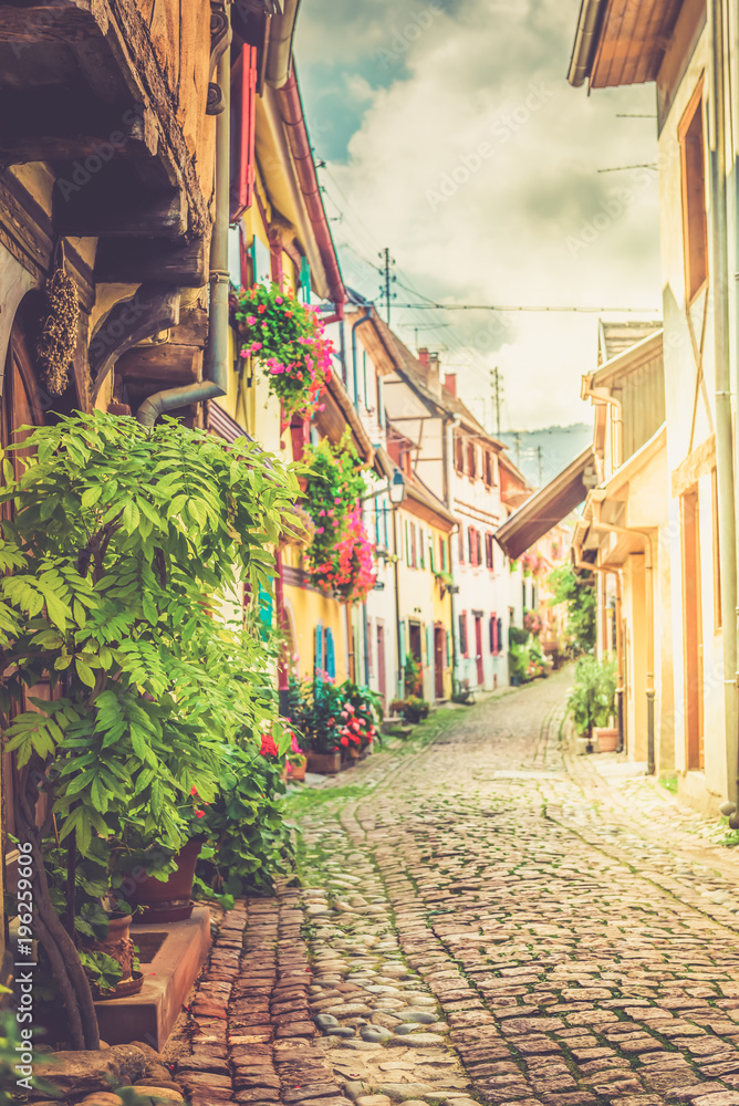 Φωτογραφία Traditional french houses and shops in Eguisheim, Alsace, France