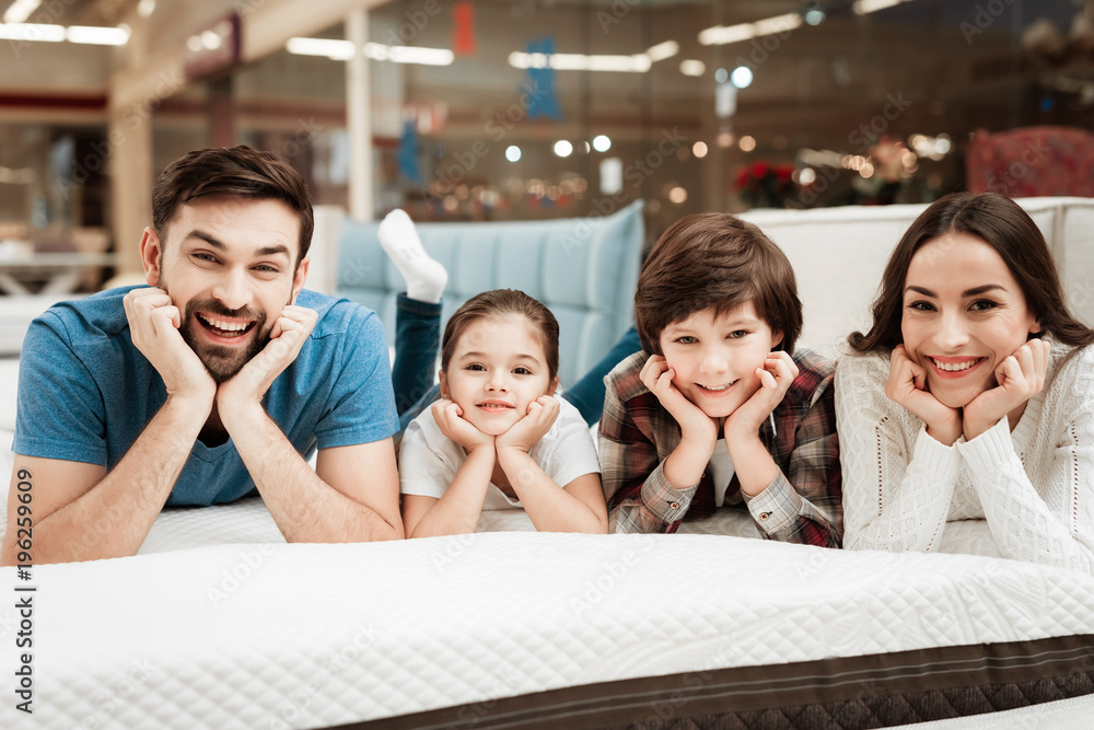 Φωτογραφία Happy family is relaxing on mattress in orthopedic furniture store
