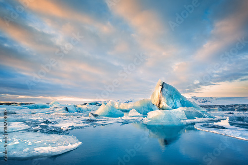 Canvas Print Icebergs float on Jokulsarlon glacier lagoon at sunrise, in Iceland