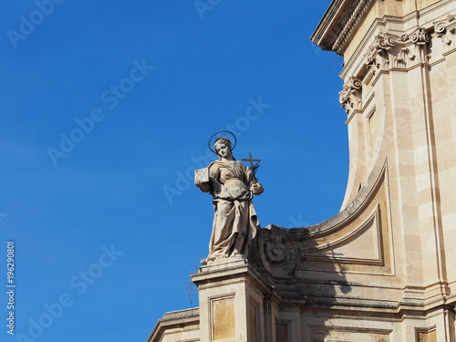 コッレジャータ聖堂の彫像 カターニア シチリア イタリア