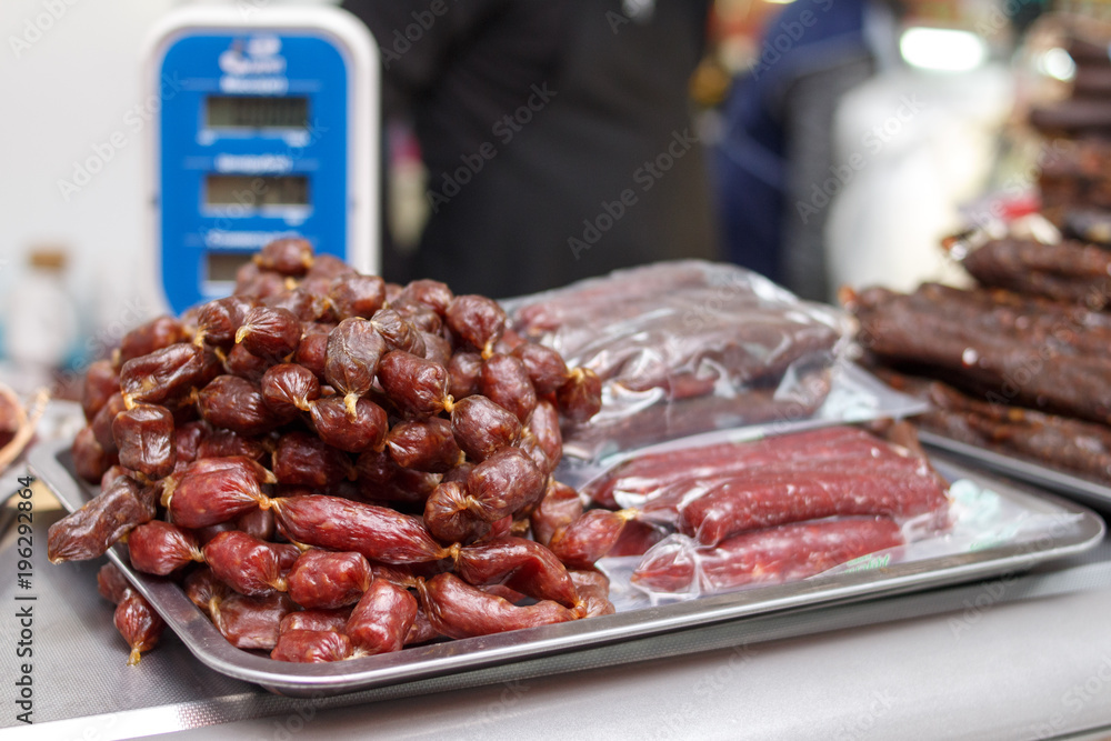Мясные деликатесы халяль на рынке. Сосиски колбаса