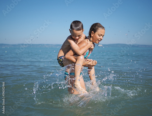 Little girl and littel boy playing in water © Zdenk