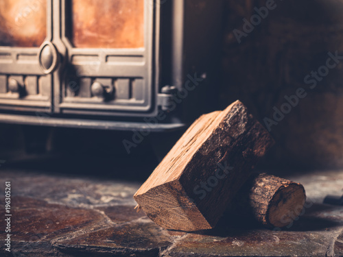 Εκτύπωση καμβά Logs by a wood burner