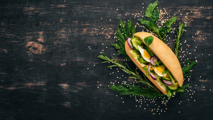 Sierkussen Snackbar Burger met kwartelei komkommer en mais  © Yaruniv-Studio