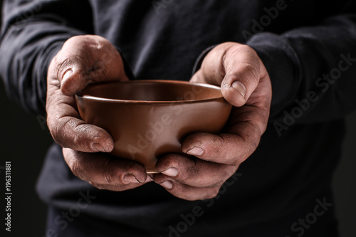 Schilderij op canvas Poor man with bowl begging for money, closeup