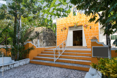 Die katholische Kirche neben den antiken Maya Ruinen in El Cedral auf Cozumel, Quintana Roo, Mexiko