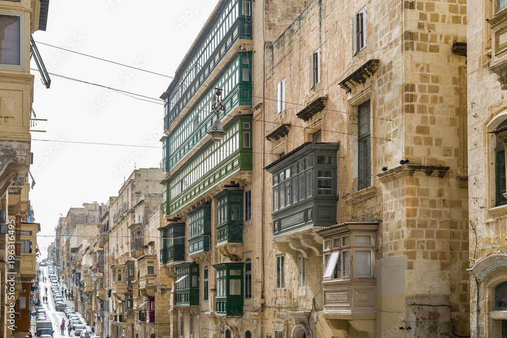 Blick auf eine typische Straßenschlucht in Valletta
