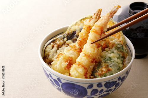 天丼　Tendon. bowl of rice and fried fish photo