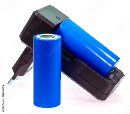 piles bleues rechargeables et chargeur photo