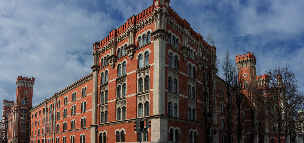 Fototapeta premium Stadtbummel durch Wien - Rossauer Kaserne am Donaukanal