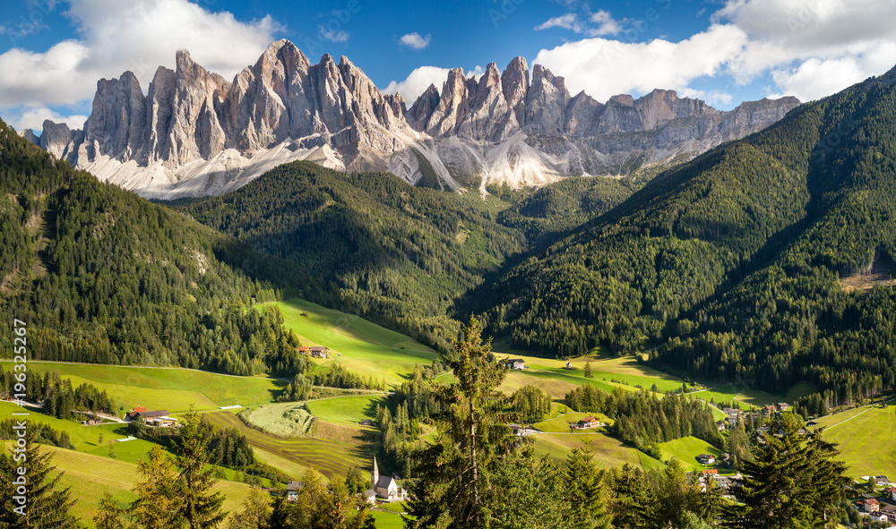 Fototapeta premium Tramonto in Val di Funes e Odle, Dolomiti