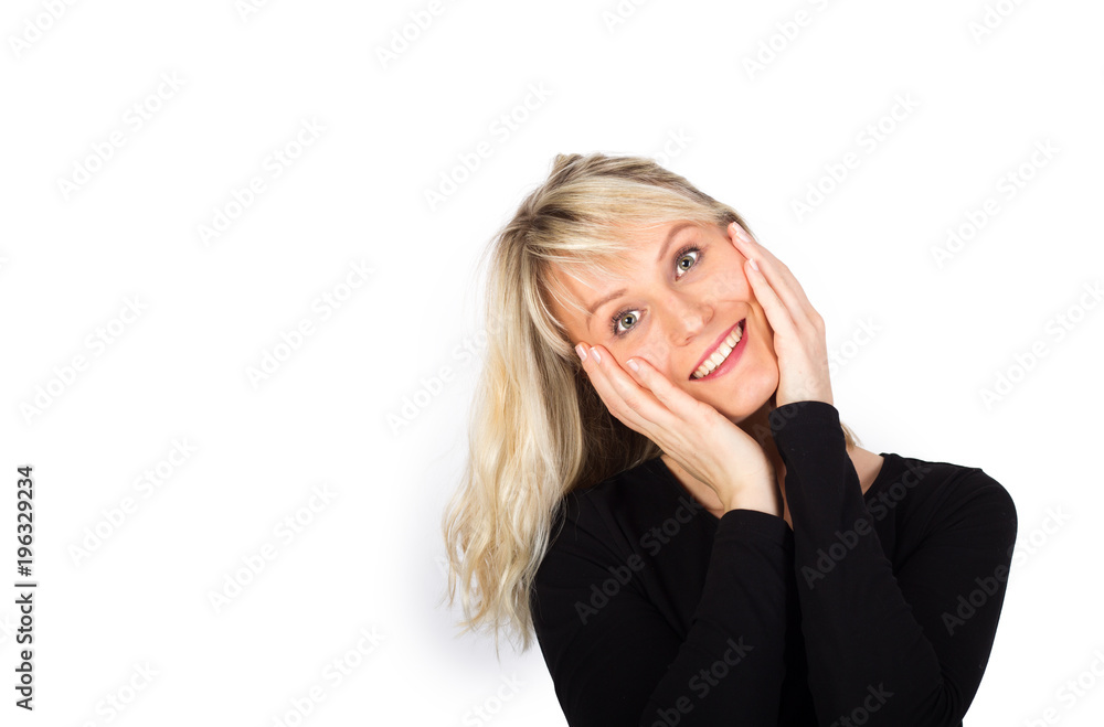Freudige blonde Frau auf weißem Hintergrund Freudige blonde Frau auf weißem Hintergrund