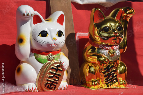 2 colors - Manekineko cat / ２色の招き猫の置物