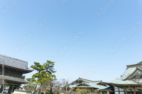 Wallpaper Mural 空と古寺 Torontodigital.ca