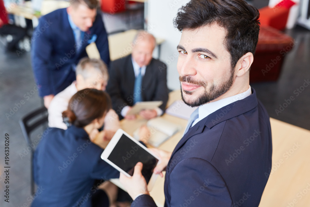 Fototapeta premium Manager im Start-Up Business mit Tablet
