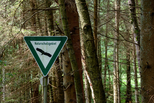 Schild Naturschutzgebiet im Wald