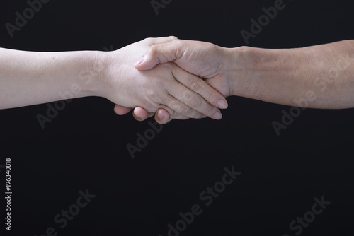握手をする男女の手