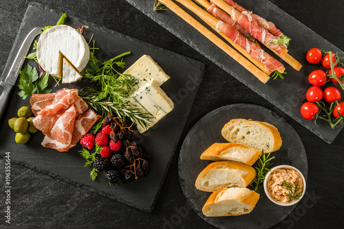 Fotografie オードヴルセット　Ham and cheese and wine