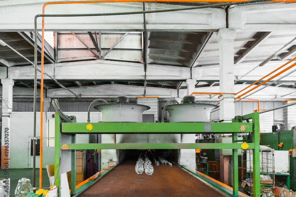 Conveyor of jugs at glass manufacture