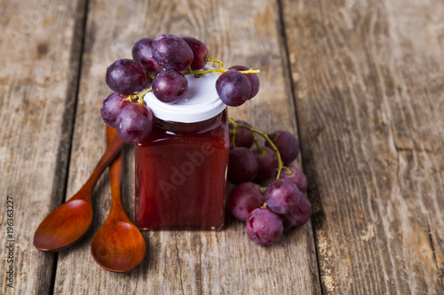 Fototapeta Naklejka Na Ścianę i Meble -  Jar of  jam and grapes
