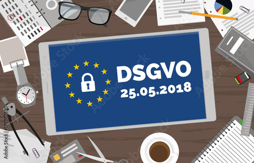 DSGVO Datenschutz-Grundverordnung Tablet auf Büro-Schreibtisch