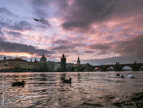 Foto Early morning scenic view of the famous Charles Bridge