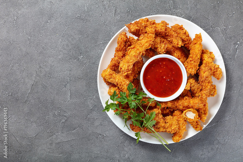 Foto crispy fried chicken breast strips on plate