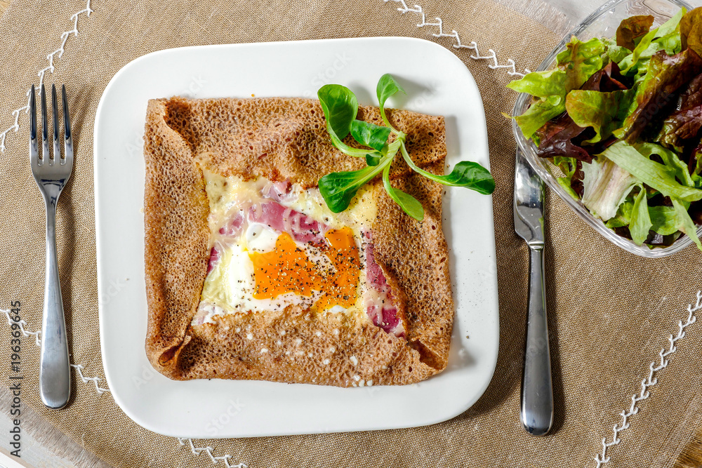 Ταπετσαρία Breton crepe with egg in white plate