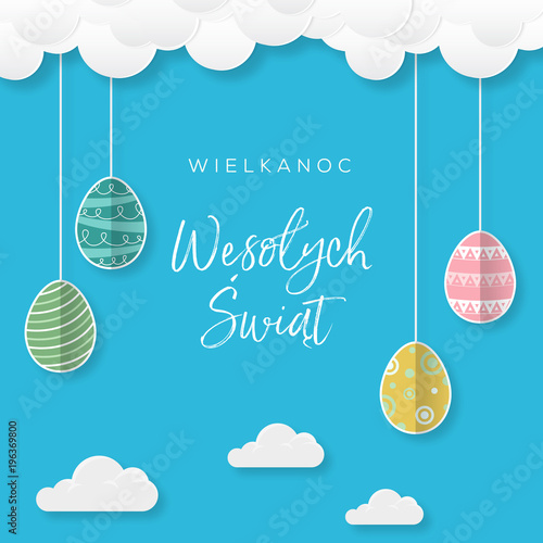 Wielkanoc Wesołych Świąt, koncepcja kartki w języku polskim z przepięknymi kolorowymi jajkami wielkanocnymi, które zwisają na sznurku z chmur na niebie
