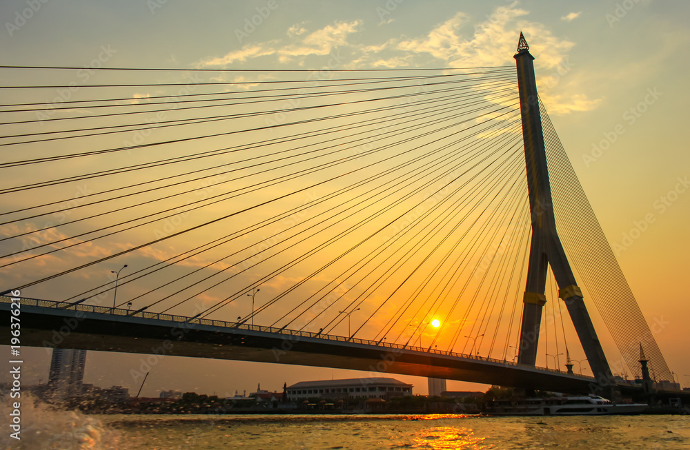 Obraz premium Bridge over Chao Phraya Light reflecting the beautiful water