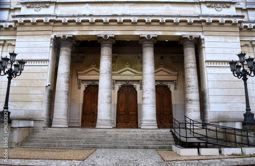 Eingangsportal mit Säulen zur Großen Synagoge von Rom photo