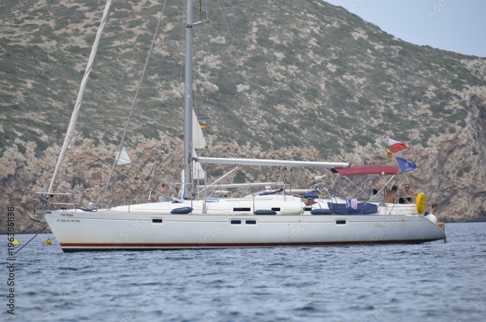 Fototapeta premium Jacht żaglowy na kotwicy