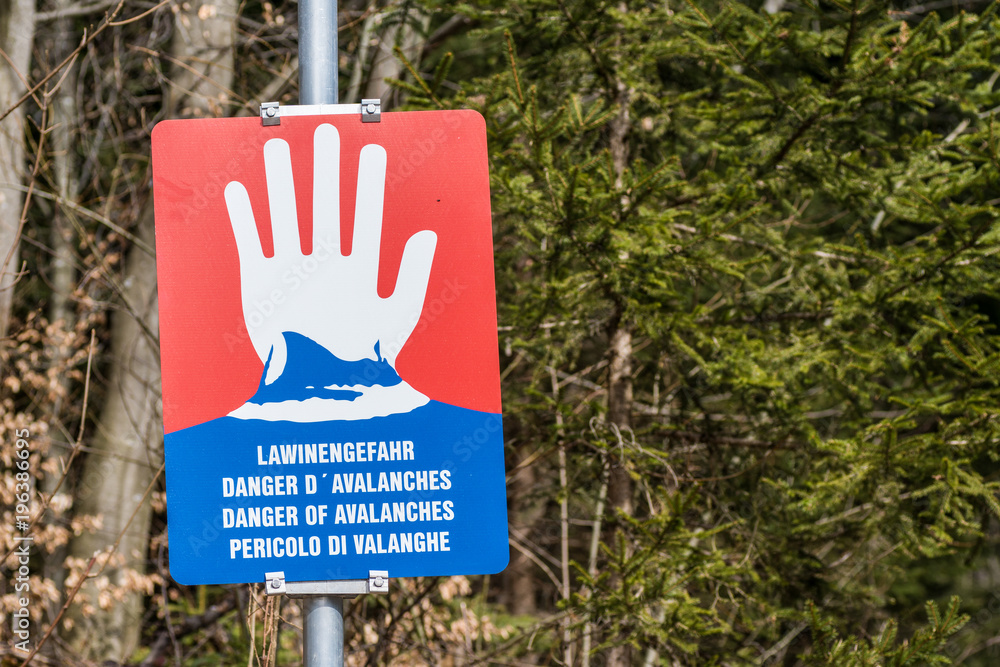 Warnschild bei Lawinengefahr