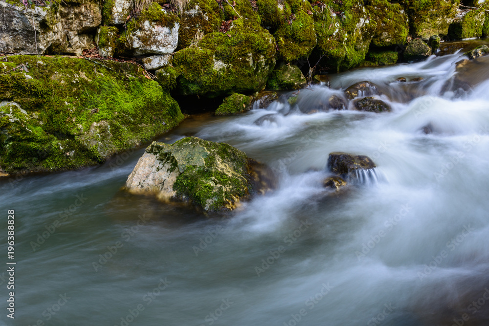 Fels umgeben von Wasser im Fluss Fels umgeben von Wasser im Fluss