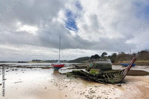 Epaves de bateaux échouées sur le sable en Bretagne