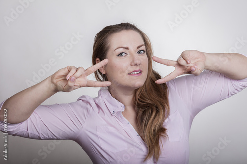 Selbstbewusste Frau macht eine siegessichere Geste photo