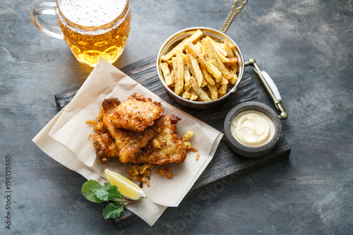 Quadro em tela Fish and chips with mayo on crumpled paper.