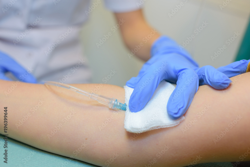 Foto removing the patient's dextrose