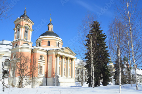 Церковь великомученицы Варвары зимой в ясный день. Улица Варварка. Москва
