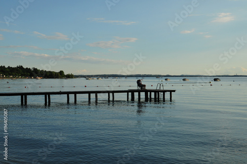 Angler macht Pause auf einem Steg in den See © Mitch Shark